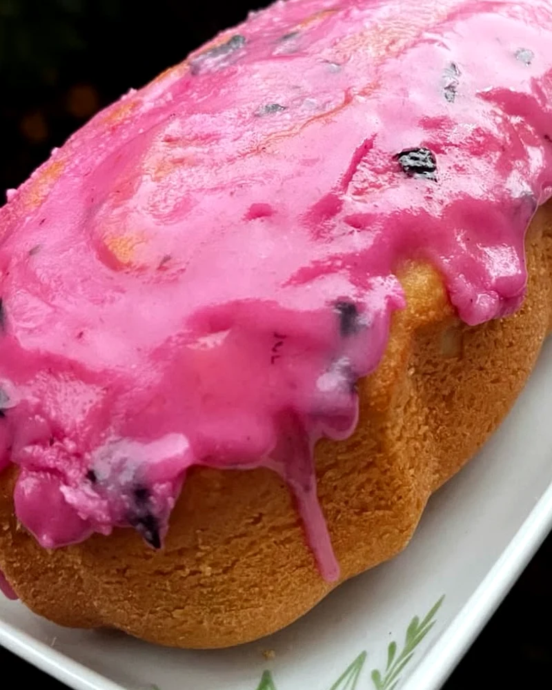 Budín de limón con glasé de arándanos